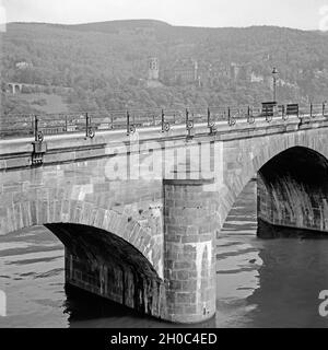 Die alte Brücke über den Neckar mit Blick auf das Schloss in Heidelberg, Deutschland 1930er Jahre. Il vecchio bidge sul fiume Neckar con vista sul castello di Heidelberg, Germania 1930s. Foto Stock
