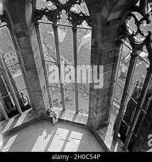 Im Turm des Münsters zu Freiburg, Deutschland 1930er Jahre. Sul campanile della cattedrale di Friburgo, Germania 1930s. Foto Stock