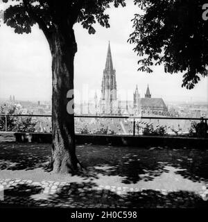 Blick auf Freiburg von einer Anhöhe aus, Deutschland 1930er Jahre. Vista di Friburgo da una collina, Germania 1930s. Foto Stock