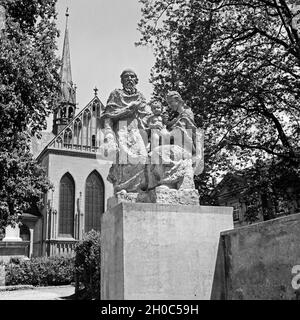 Heilige Familie vor dem Dom di Konstanz, Deutschland 1930er Jahre. Sacra famiglia scultura di fronte alla cattedrale di Costanza, in Germania 1930s. Foto Stock