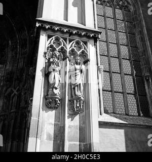 Heiligenfiguren an der Außenwand des Domes zu Augsburg, Deutschland 1930er Jahre. Sculture di santi in corrispondenza della parete della cattedrale di Augsburg, Germania 1930s. Foto Stock