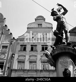 Der Merkurbrunnen in der Innenstadt von Augsburg, Deutschland 1930er Jahre. Merkur fontana all'interno della città di Augsburg, Germania 1930s. Foto Stock