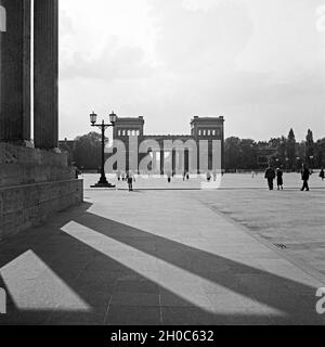 Die Sonne wirft Schatten der Gebäude auf den Königsplatz in München, Deutschland 1930er Jahre. Sun la produzione di alcune ombre di edifici a piazza Koenigsplatz a Monaco di Baviera, Germania 1930s. Foto Stock