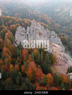 Vista aerea dal drone alla fortezza di Tustan - monumento archeologico e naturale di rilevanza nazionale nel villaggio di Urych in autunno, Ucraina. Fotografia di paesaggio Foto Stock