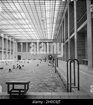 Im Innenraum des 1925 entworfenen Stadtbads in Chemmnitz, Deutschland 1930er Jahre. All'interno del Stadtbad piscina a Chemnitz che era stato previsto nel 1925, Germania 1930s. Foto Stock