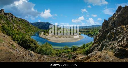 Meandro del Fiume Arda in montagna Rhodopi, dam Kardzhali, Bulgaria. Foto Stock