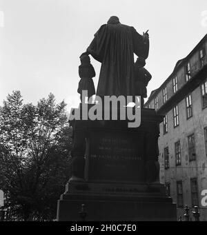 Denkmal für August Hermann Francke, Gründer der Franckeschen Stiftungen a Halle an der Saale, Deutschland 1930er Jahre. Un monumento di August Hermann Francke, iniziatore della fondazione Francke a Halle, Germania 1930s. Foto Stock