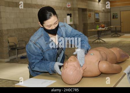 SGT. Maureen Kang, un infermiere abilitato con le triage di chirurgia medica del Weed Army Community Hospital un incidente simulato durante la parte della competizione di squadra della fiera delle competenze dell’ospedale 21 gennaio presso il Mary E. Walker Center di Fort Irwin, Calif. Kang, un nativo di Los Angeles, è stato tra i primi membri del personale ospedaliero a completare la fiera delle competenze. Foto Stock