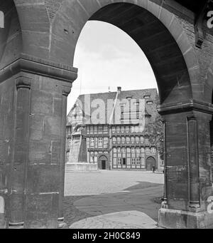 Blick durch einen Arkadenbogen auf den Braunschweiger Löwen, Deutschland 1930er Jahre. Vista attraverso un arco per il leone di Braunschweig, Germania 1930s. Foto Stock