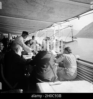 Mit der weißen Flotte der Köln Düsseldorfer unterwegs im Mittelrheintal, Deutschland 1930er Jahre. Con il Koeln Duesseldorfer white fleet nella valle del medio Reno, Germania 1930s. Foto Stock