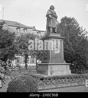 Das Beethoven Denkmal im Stadtkern von Bonn, Deutschland 1930er Jahre. Beethoven un monumento al centro della città di Bonn, Germania 1930s. Foto Stock