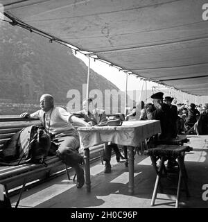 Mit der weißen Flotte der Köln Düsseldorfer unterwegs im Mittelrheintal, Deutschland 1930er Jahre. Con il Koeln Duesseldorfer white fleet nella valle del medio Reno, Germania 1930s. Foto Stock