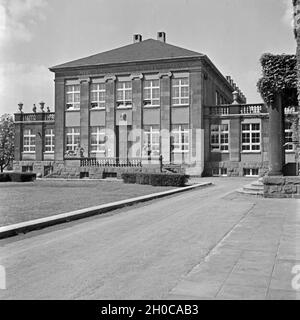 Das Gebäude des Kaiser Wilhelm Instituts für Kohlenforschung a Mülheim an der Ruhr, Deutschland 1930er Jahre. Edificio del Kaiser Wilhelm society per la ricerca carbone a Muelheim, Germania 1930s. Foto Stock
