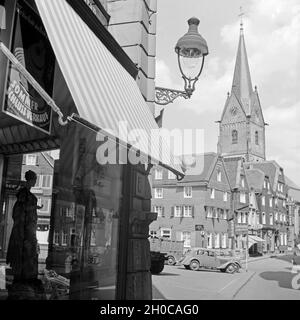 Sommerschlußverkauf in einem Modegeschäft Am Alten Markt in Solingen, Deutschland 1930er Jahre. In estate la vendita di liquidazione di un negozio di moda presso il vecchio mercato principale a Solingen, Germania 1930s. Foto Stock