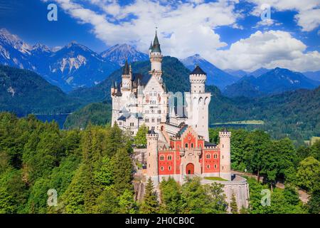 Castello di Neuschwanstein, Germania. Vista frontale del castello con le Alpi bavaresi sullo sfondo. Foto Stock