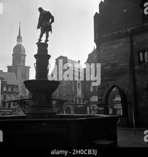 Blick auf die Reinoldikirche und die Marktecke a Dortmund, Deutschland 1930er Jahre. Vista di San Reinold la chiesa e angolo di mercato a Dortmund, Germania 1930s. Foto Stock