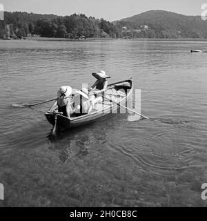 Ausflug mit dem Ruderboot auf einem vedere in Österreich, 1930er Jahre. Viaggio di canottaggio sul lago in Austria, 1930s. Foto Stock