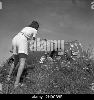 Zwei junge Frauen fotografieren sich vor einem Opel Olympia in Österreich, 1930er Jahre. Due giovani donne di scattare le foto di se stessi di fronte a una Opel Olympia in Austria, 1930s. Foto Stock