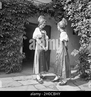 Zwei junge Damen in der Tracht der Wachau in Österreich, 1930er Jahre. Due giovani donne che indossano la matrice dell'area di Wachau in Austria, 1930s. Foto Stock