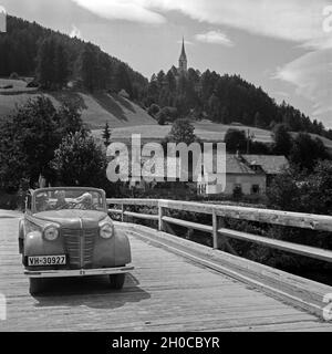 Mit dem Opel Olympia durch Österreich, 1930er Jahre. Viaggia attraverso l'Austria in una Opel Olympia, 1930s. Foto Stock