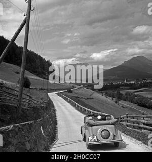 Mit dem Opel Olympia durch Österreich, 1930er Jahre. Viaggia attraverso l'Austria in una Opel Olympia, 1930s. Foto Stock