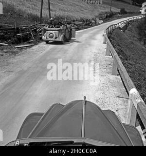 Mit dem Opel Olympia durch Österreich, 1930er Jahre. Viaggia attraverso l'Austria in una Opel Olympia, 1930s. Foto Stock