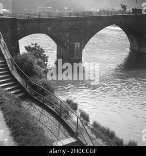Die alte Brücke über den Neckar a Heidelberg, Germania 1930er Jahre. Il vecchio ponte sul fiume Neckar a Heidelberg, Germania 1930s. Foto Stock