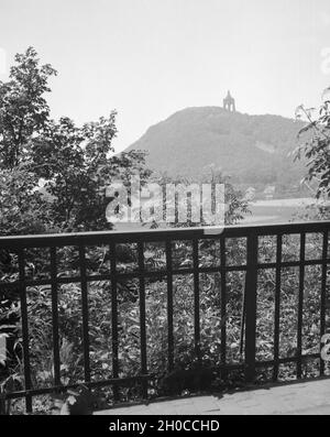 Das Kaiser Wilhelm Denkmal bei Porta Westfalica, Deutschland 1930er Jahre. La Kaiser Wilhelm monment vicino Porta Westfalica, Germania 1930s. Foto Stock