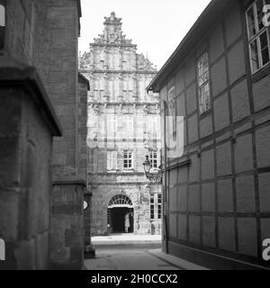 Das Rattenfängerhaus in der Osterstraße in der Altstadt von Hameln an der Weser, Deutschland 1930er Jahre. Pied Piper's House al Osterstrasse Street nella città vecchia di Hameln sul fiume Weser, Germania 1930s. Foto Stock