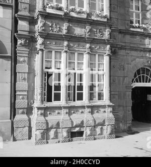 Dettaglio am Rattenfängerhaus in der Osterstraße in der Altstadt von Hameln an der Weser, Deutschland 1930er Jahre. Dettaglio sul lato anteriore del Pied Piper's House al Osterstrasse Street nella città vecchia di Hameln sul fiume Weser, Germania 1930s. Foto Stock