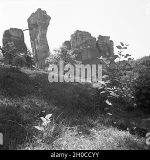 Die Externsteine bei Horn im Teutoburger Wald, Deutschland 1930er Jahre. Externsteine rock formazione vicino al Corno della Foresta Teutoburg, Germania 1930s. Foto Stock