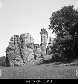 Die Externsteine bei Horn im Teutoburger Wald, Deutschland 1930er Jahre. Externsteine rock formazione vicino al Corno della Foresta Teutoburg, Germania 1930s. Foto Stock