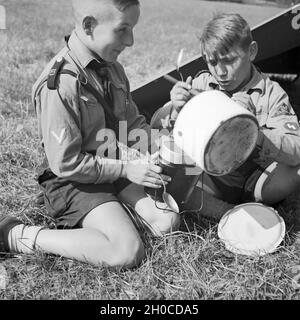 Zwei Hitlerjungen Zeltlager im beim Essen, Deutschland 1930er Jahre. Due giovani di Hitler a pranzo, Germania 1930s. Foto Stock