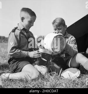 Zwei Hitlerjungen Zeltlager im beim Essen, Deutschland 1930er Jahre. Due giovani di Hitler a pranzo, Germania 1930s. Foto Stock