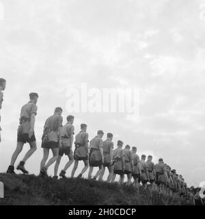 Hitlejugend marschiert in einer Reihe in Westfalen, Deutschland 1930er Jahre. Hitler giovani marching una fila in Westfalia, Germania 1930s. Foto Stock