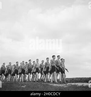 Hitlejugend marschiert in Reihen in Westfalen, Deutschland 1930er Jahre. Hitler giovani marching in righe in Westfalia, Germania 1930s. Foto Stock