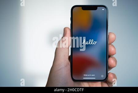 OTTOBRE 2021, RIGA, LETTONIA - recentemente lanciato Apple iPhone 13 Mini 5G smartphone è visualizzato per scopi editoriali. Effetto di messa a fuoco superficiale. Foto Stock