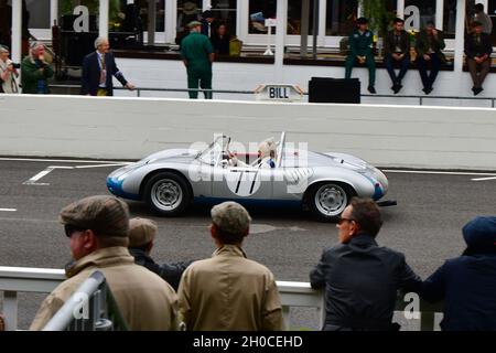 Derek Bell, Porsche RS60, Tributo a Sir Stirling Moss, Goodwood Revival 2021, Goodwood, Chichester, West Sussex, Inghilterra, settembre 2021. Foto Stock