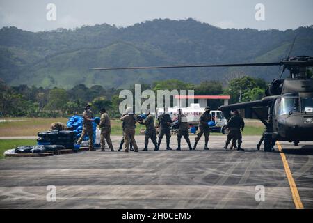 I membri del servizio congiunto Task Force-Bravo e Panamanian caricano i materiali da costruzione su un elicottero dell'esercito statunitense UH-60 Black Hawk assegnato al 1° Battaglione, 228° Reggimento dell'aviazione a Nicanor, Panama, 21 gennaio 2021. Esercizio Mercury ci permette di allenarci sulla risposta alle catastrofi con i nostri partner panamaniani aumenta la nostra interoperabilità, permettendoci di integrarci rapidamente e rispondere meglio in caso di calamità naturali. Foto Stock