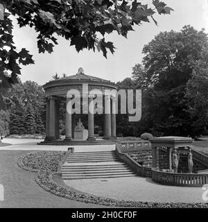 Der Elisabethenbrunnen im Kurpark von Bad Homburg, Deutschland 1930er Jahre. Elisabethenbrunnen ben nel parco a spa resort Bad Homburg, Germania 1930s. Foto Stock