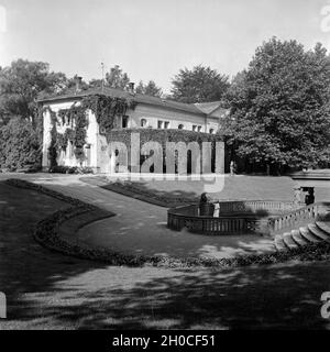 Kurhaus nahe beim Elisabethenbrunnen a Bad Homburg, Deutschland 1930er Jahre. Spa resort vicino Elisabethenbrunnen bene a Bad Homburg, Germania 1930s. Foto Stock