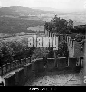 Auf der Burg Hohenzollern, Stammsitz des ehem. Regierenden Kaiserhauses, zwischen Hechingen und Bisingen, Deutschland 1930er Jahre. Hohenzollern castello, sede ancestrale dell'ultima famiglia imperiale tedesca, Germania anni trenta. Foto Stock