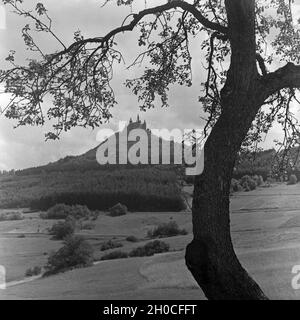 Auf der Burg Hohenzollern, Stammsitz des ehem. Regierenden Kaiserhauses, zwischen Hechingen und Bisingen, Deutschland 1930er Jahre. Hohenzollern castello, sede ancestrale dell'ultima famiglia imperiale tedesca, Germania anni trenta. Foto Stock