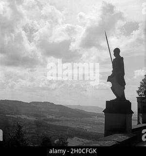 Auf der Burg Hohenzollern, Stammsitz des ehem. Regierenden Kaiserhauses, zwischen Hechingen und Bisingen, Deutschland 1930er Jahre. Hohenzollern castello, sede ancestrale dell'ultima famiglia imperiale tedesca, Germania anni trenta. Foto Stock