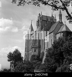 Auf der Burg Hohenzollern, Stammsitz des ehem. Regierenden Kaiserhauses, zwischen Hechingen und Bisingen, Deutschland 1930er Jahre. Hohenzollern castello, sede ancestrale dell'ultima famiglia imperiale tedesca, Germania anni trenta. Foto Stock