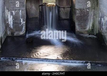 Piccola cascata in una vecchia serratura del fiume su una lunga esposizione (Pavlovsk, San Pietroburgo, Russia) Foto Stock