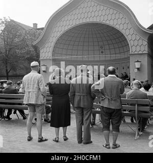 Gäste beim Kurkonzert a Bad Wörishofen im Unterallgäu, Deutschland 1930 Jahre. A Bad Woerishofen nella regione di Unterallgaeu, Germania anni trenta. Foto Stock