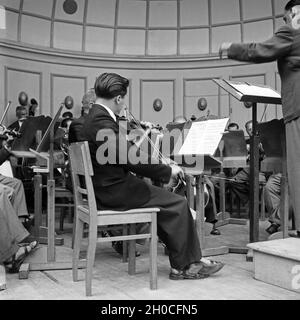 Gäste beim Kurkonzert a Bad Wörishofen im Unterallgäu, Deutschland 1930 Jahre. A Bad Woerishofen nella regione di Unterallgaeu, Germania anni trenta. Foto Stock