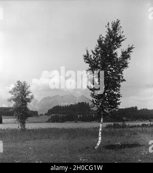 Ein Ausflug zum Schwarzsee bei Kitzbühel in Tirolo, Deutsches Reich 1930er Jahre. Una gita al lago Schwarzsee vicino a Kitzbühel in Tirolo, Germania 1930s. Foto Stock