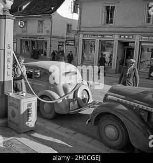 Zwei Opel Wagen und ihre Fahrer un einer Tankstelle Shell in Österreich, 1930er Jahre. Due vetture Opel e i loro autisti presso un distributore di benzina Shell in Austria, 1930s. Foto Stock